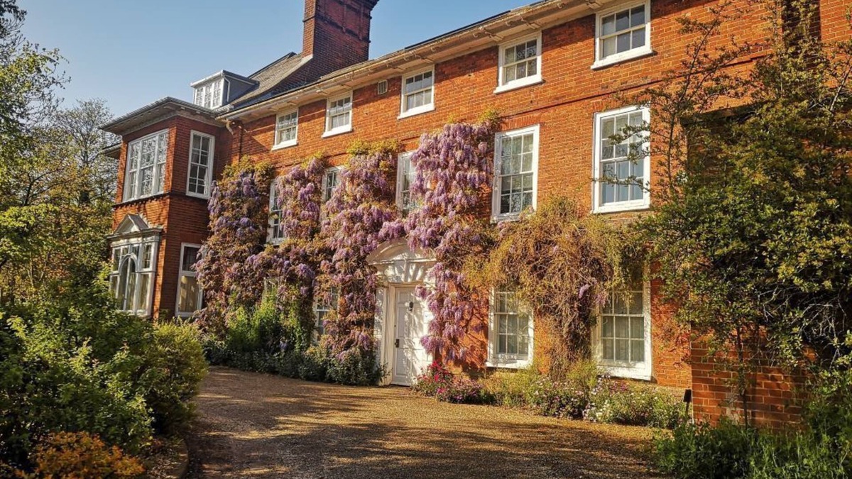 Loddon Apartment | Spacious apartment and grounds in South Norfolk village