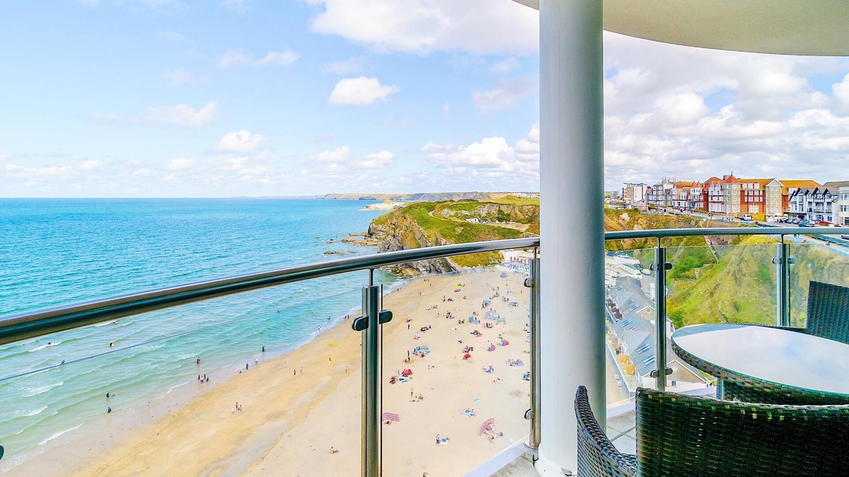 Newquay City Centre Apartment | Spacious apartment, breathtaking sea views, private secure parking.
