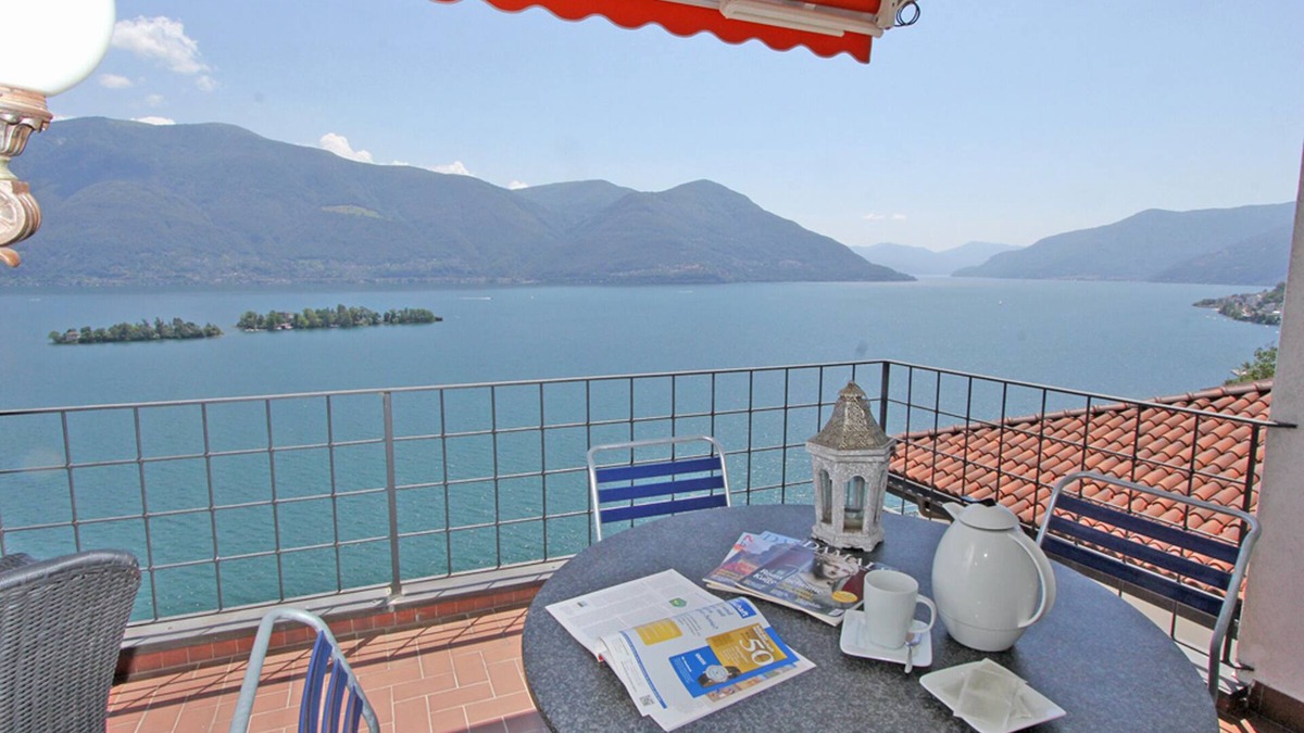 Ronco sopra Ascona Apartment | Spacious apartment with magnificent panoramic views of the Brissago Islands