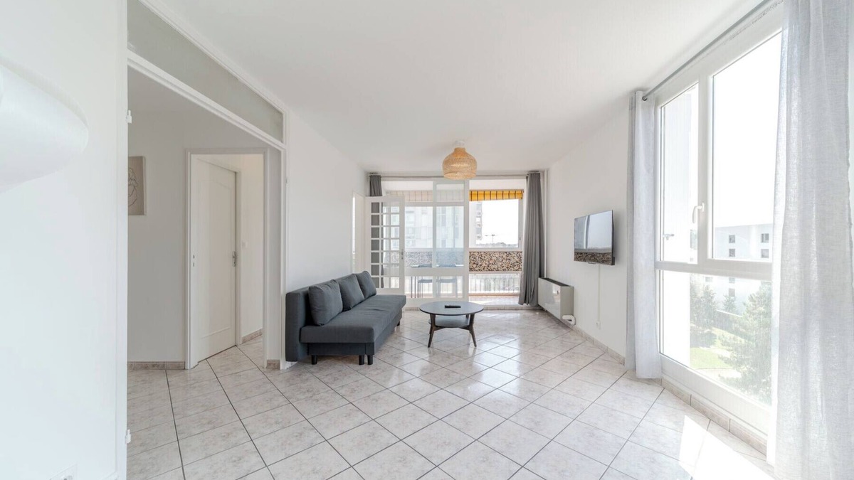 Bron Apartment | Spacious Apartment for 8 People - Bron Grand Clement