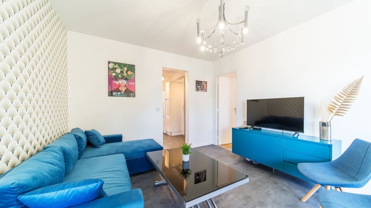 Bron Apartment | Spacious Apartment for 8 with Balcony in Bron