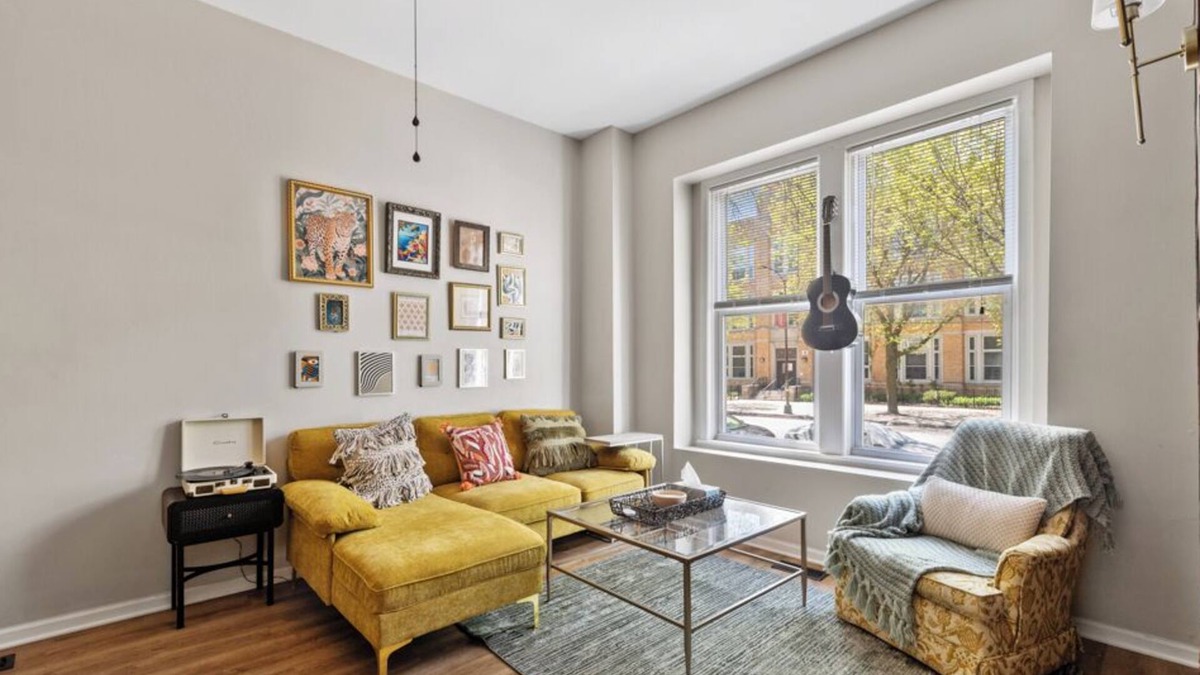 Grand Boulevard Apartment | Spacious apartment in awesome Chicago with WiFi, AC- 4 Bedrooms