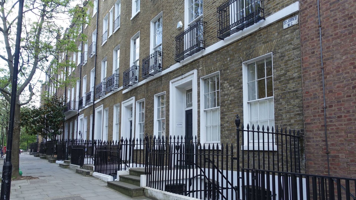 Holborn and Covent Garden Apartment | Spacious Apartment In Bloomsbury, Walking Distance To City & West End. Sleeps 5.
