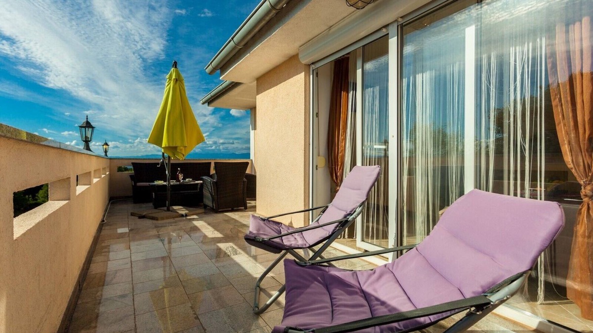 Sveti Anton Apartment | Spacious apartment in Malinska with WiFi, free parking and AC