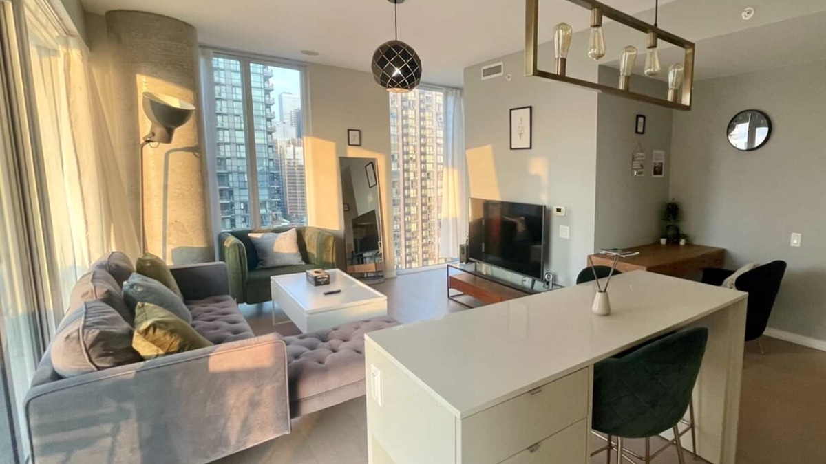 Downtown Toronto Condo | Spacious apartment in the heart of Toronto! Close to historic & touristic sites.