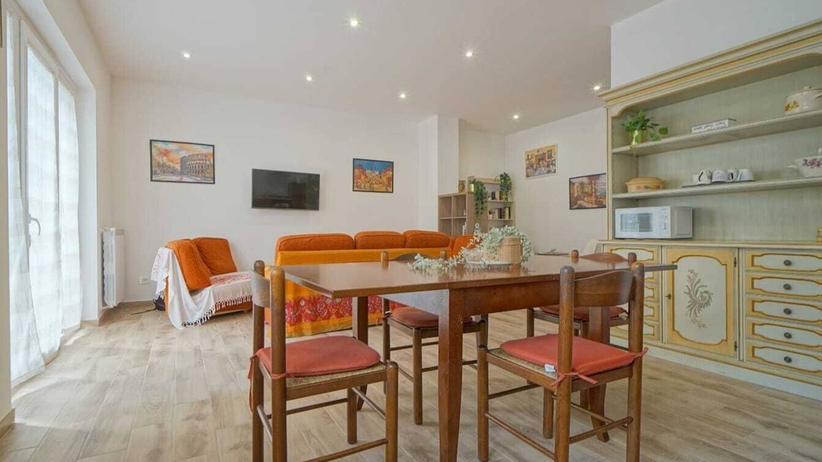 Monterotondo Apartment | Spacious apartment near Rome, with indoor parking and garden