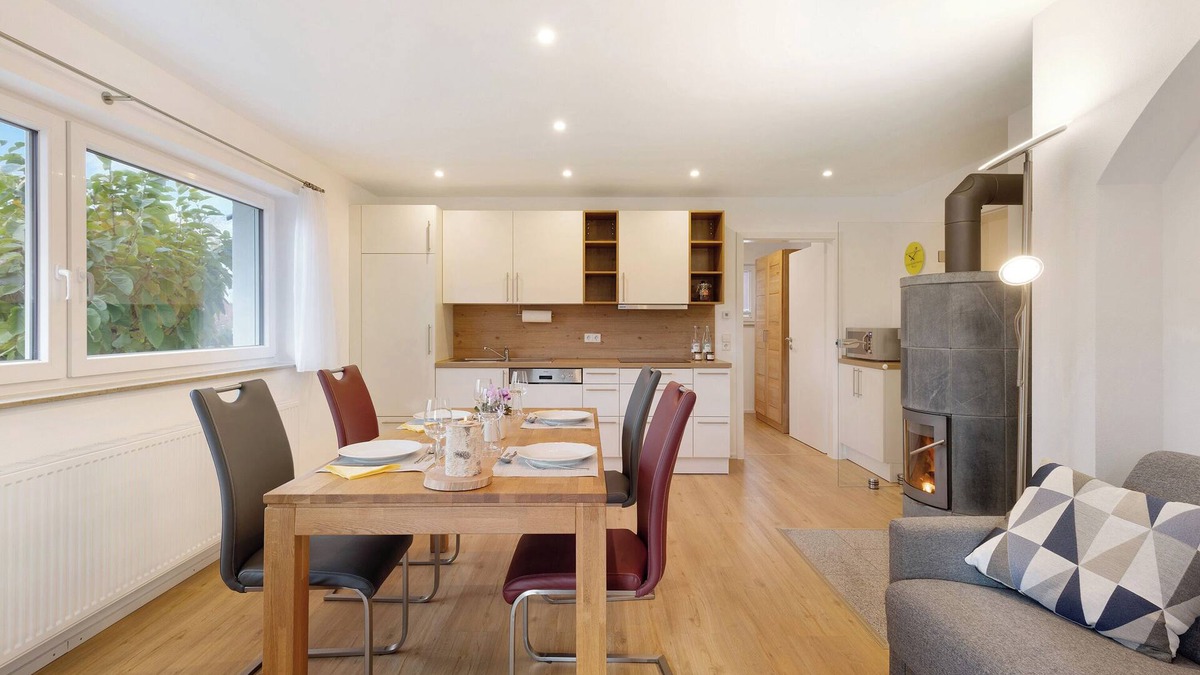 Moessingen Apartment | Spacious Apartment Maja