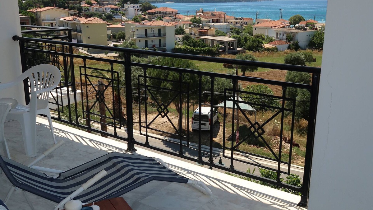 Foinikounta Apartment | Spacious apartment near the beach with a unique view of Finikounda