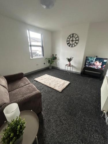 Erdington Apartment | Spacious Apartment near train station with a parking space