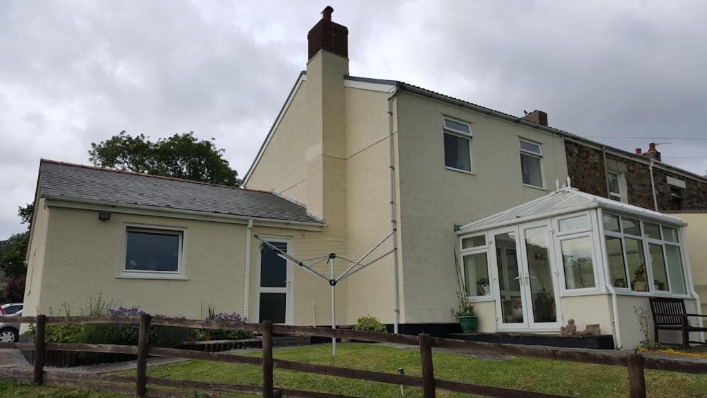 Bridgend Apartment | Spacious Apartment On The Hillside