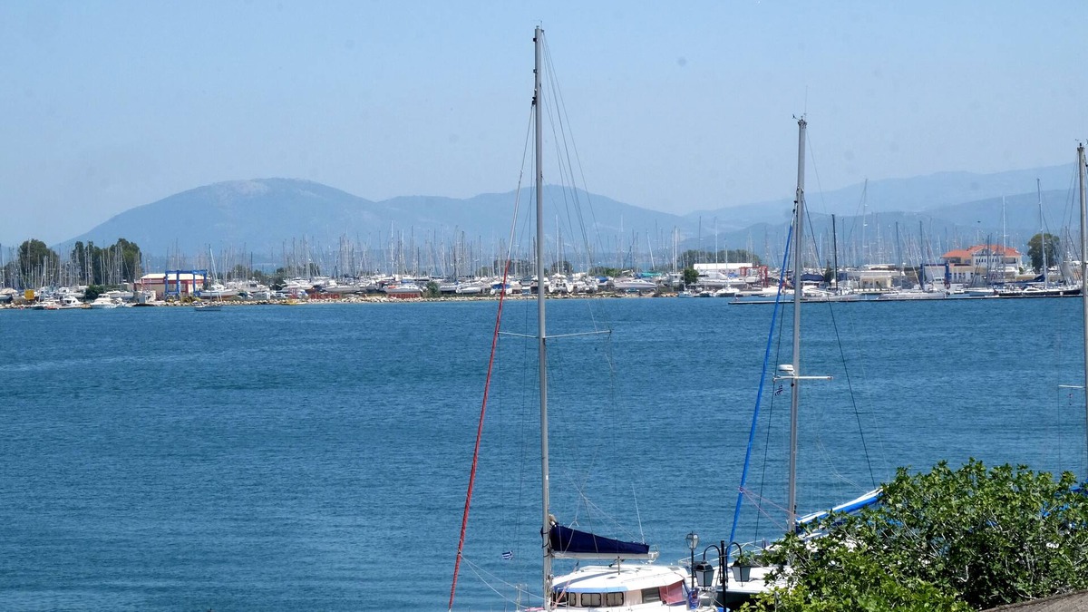 Preveza Apartment | Spacious apartment on the seafront with superb view