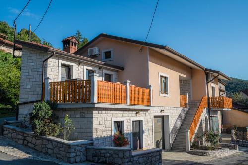 Matavun Apartment | Spacious Apartment Senozece - with terrace & grill