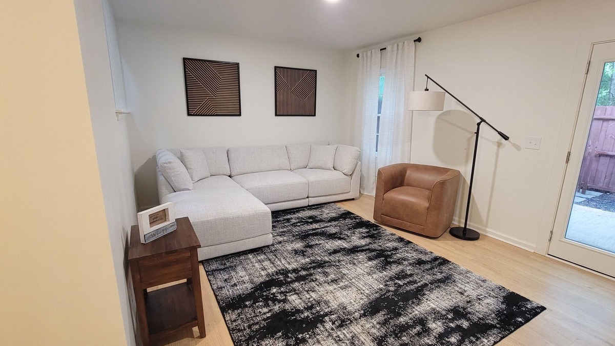 Drayton House | Spacious Apartment With 2-King Master Bedroom Suits
