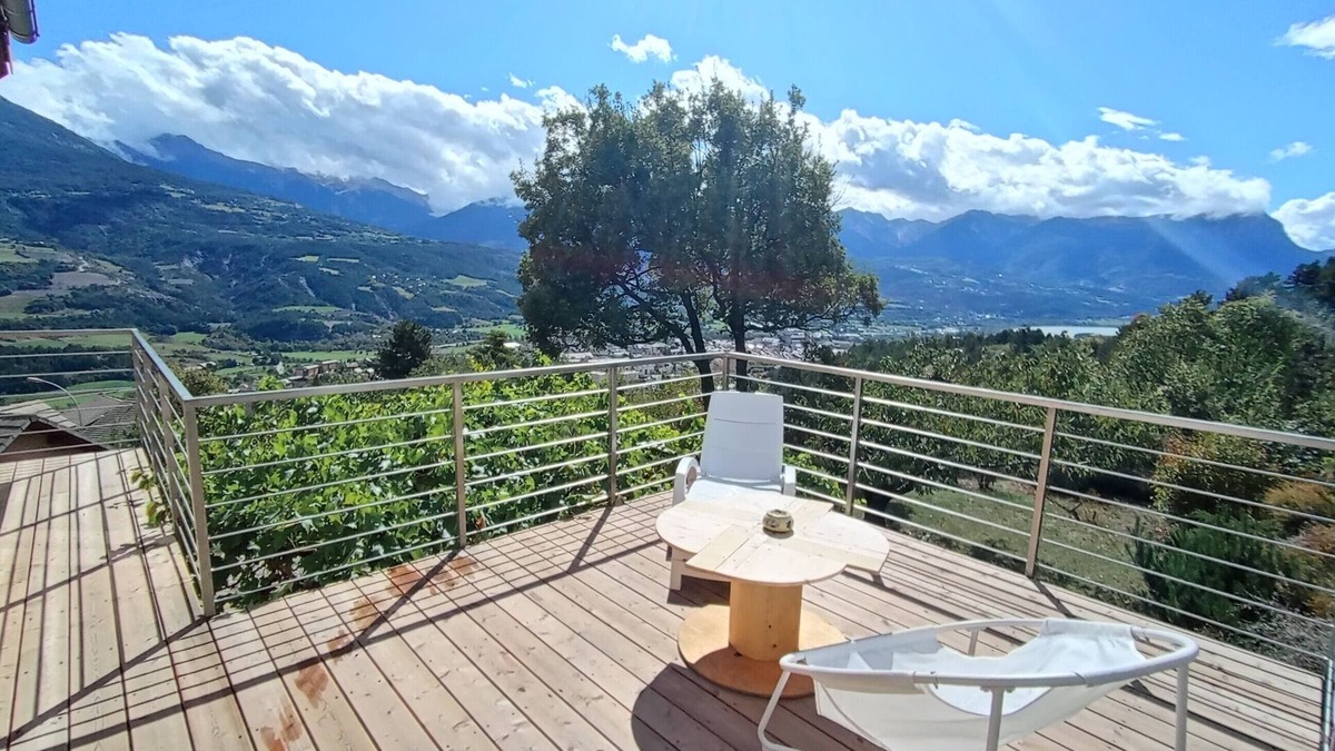 Embrun Apartment | Spacious apartment with magnificent view and terrace, on the 1st floor of a villa.