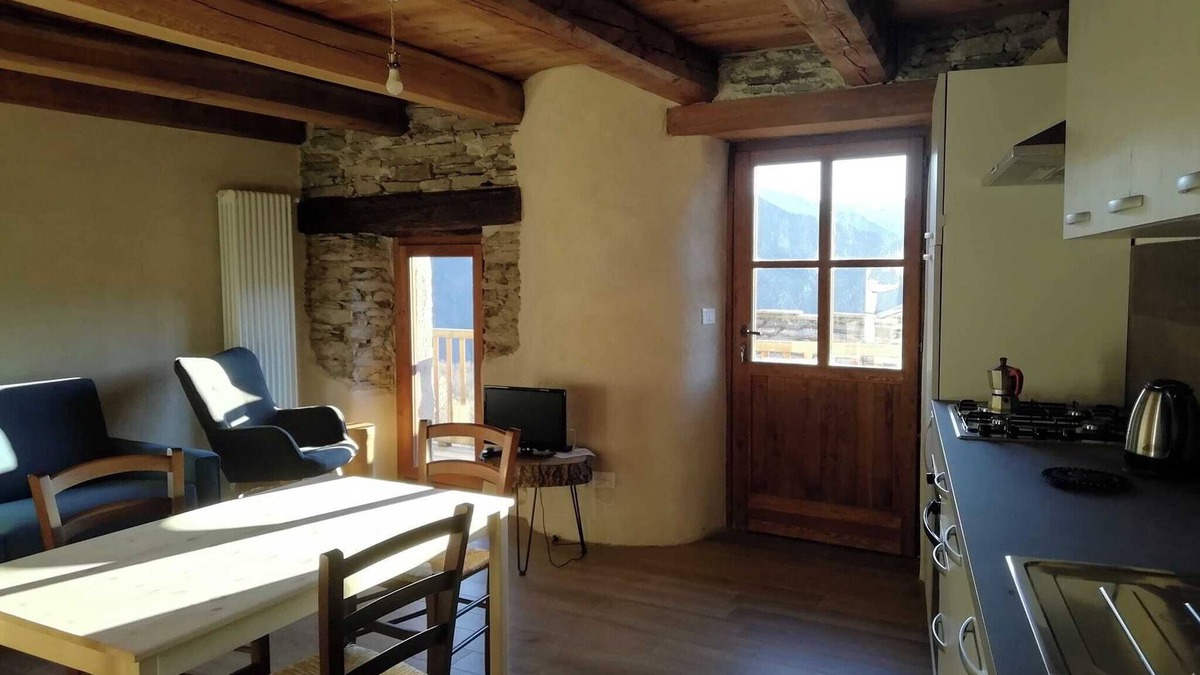 Morinesio Apartment | Spacious apartment with balcony and wonderful view of the mountains.