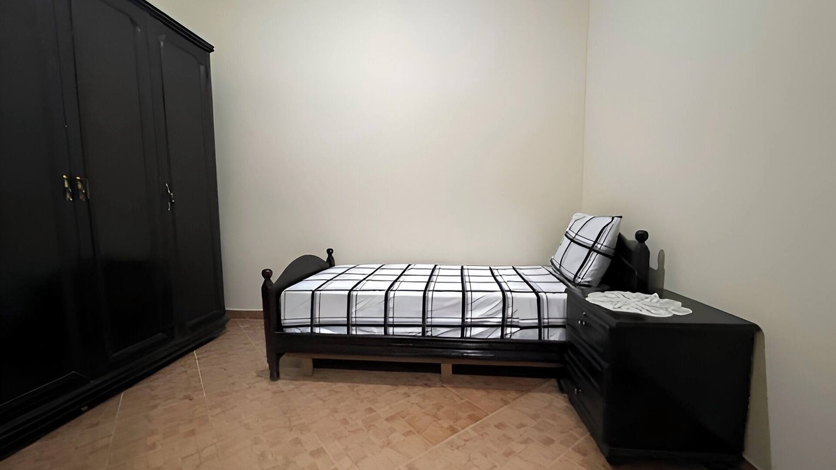 Bni Makada Apartment | Spacious apartment with Moroccan living room and garden view