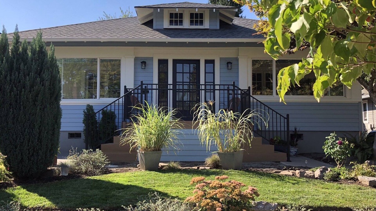 Sellwood-Moreland Apartment | Spacious apartment with enclosed sunporch and garden patio