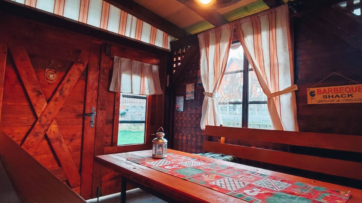 Otocac Apartment | Spacious apt. with free parking lot, in a silent street, only 200 m from center.
