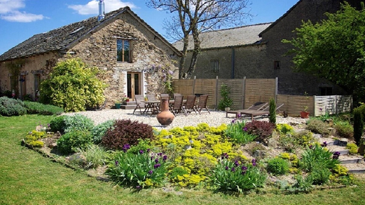Pampelonne House | Spacious barn with shared pool in peaceful hamlet location