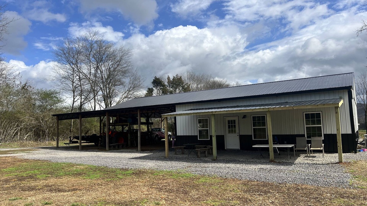Joppa House | Spacious barndominium on scenic farmland. 5 miles from Guntersville boat ramp!