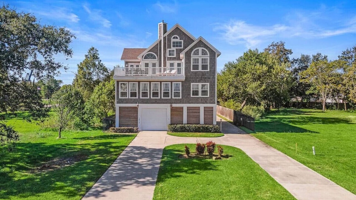 Shoreacres House | Spacious Bayfront Home w/Gorgeous Views and Deck