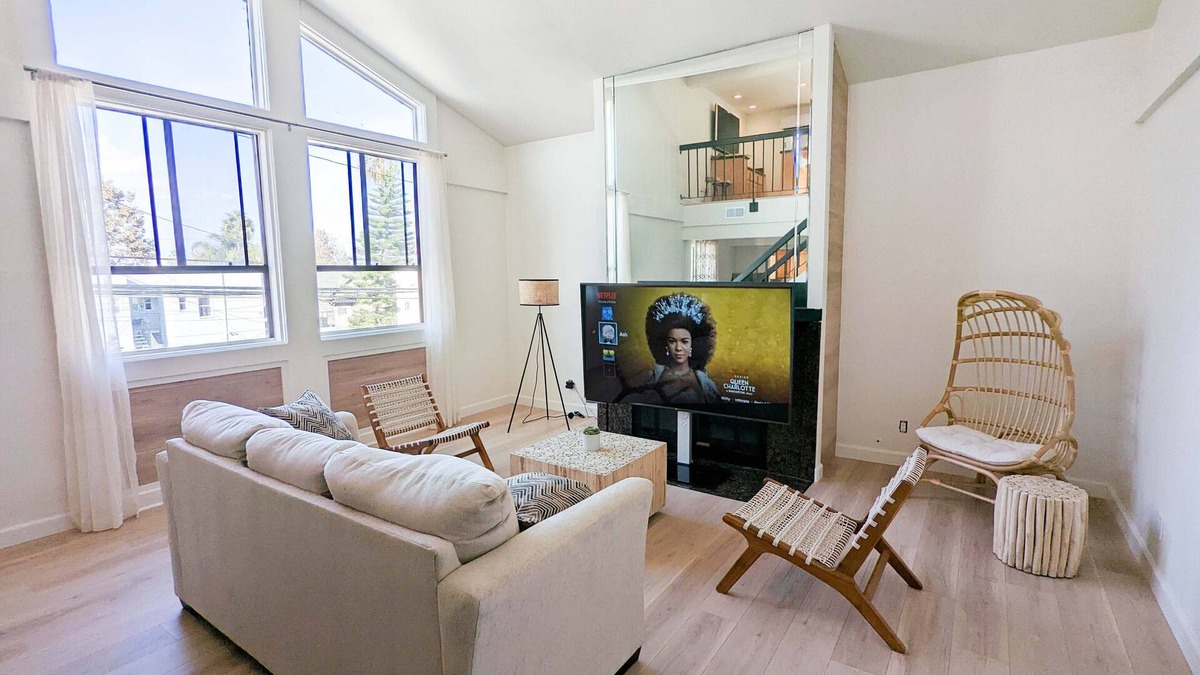 Alamitos Beach Condo | SPACIOUS Beach Pad on Ocean Blvd - 3min Walk to Sand, Patio,Big TVs, Strong WiFi