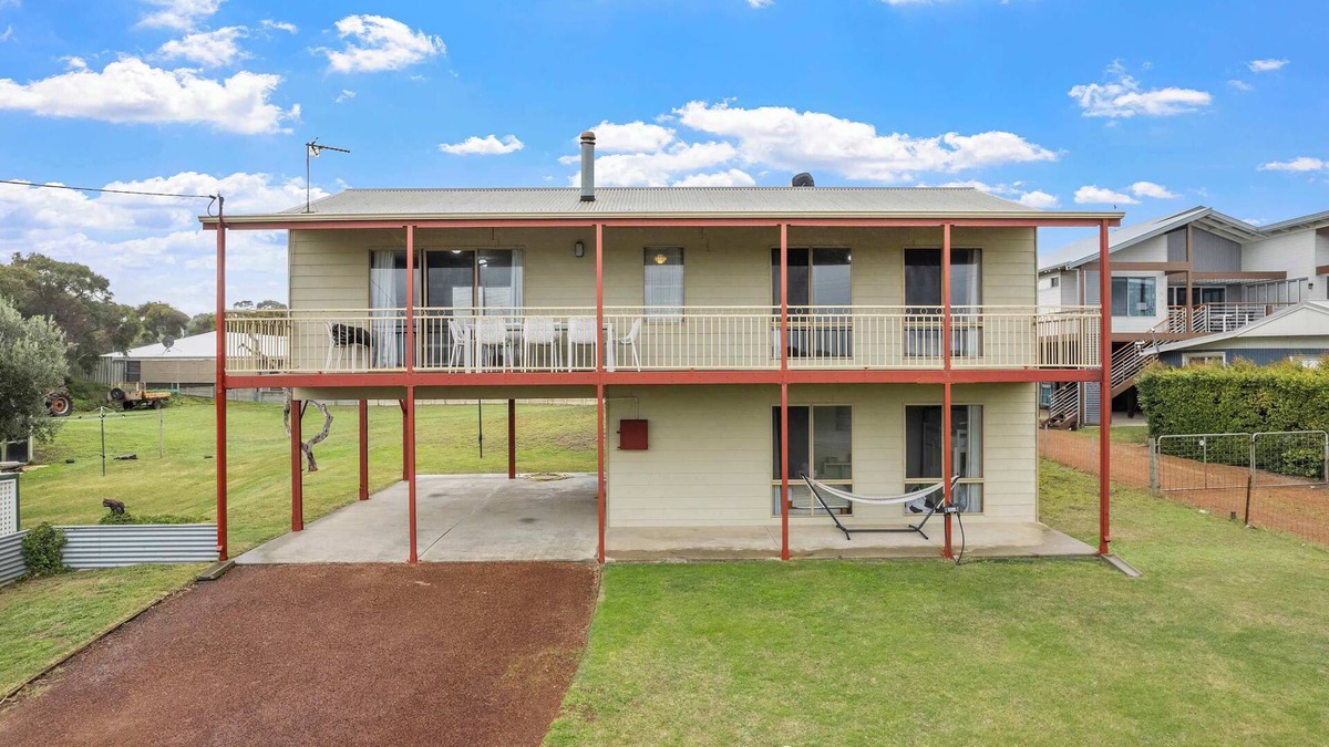 Binningup House | Spacious Beach Retreat 4BR, 2BA Coastal Escape in Binningup