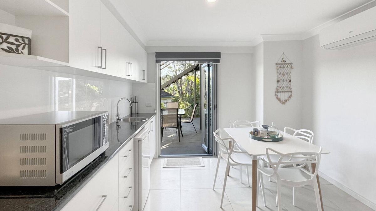 Surf Beach Apartment | Spacious Beach Studio With Alfresco Dining
