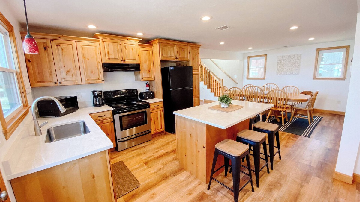 The Bays House | Spacious Beachfront Lakehouse, w/Lg Front Yard, Dock, & Mountain Views!
