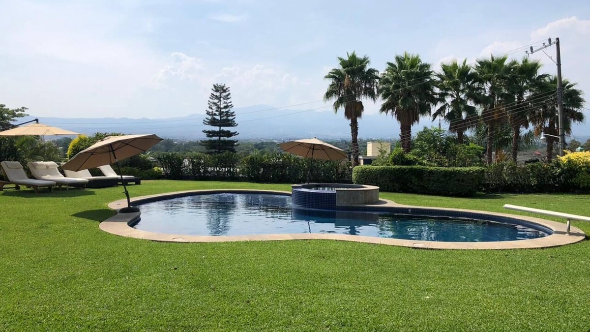 Tres de Mayo House | Spacious beautiful house on an area of more than 1000m2 inside a cluster.