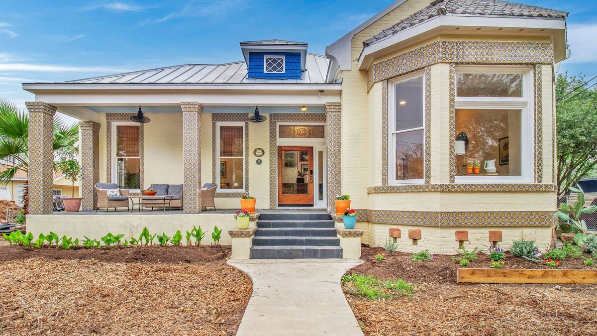 Southtown House | Spacious beautiful home in Lavaca Historic district. 15 minute walk to Alamodome