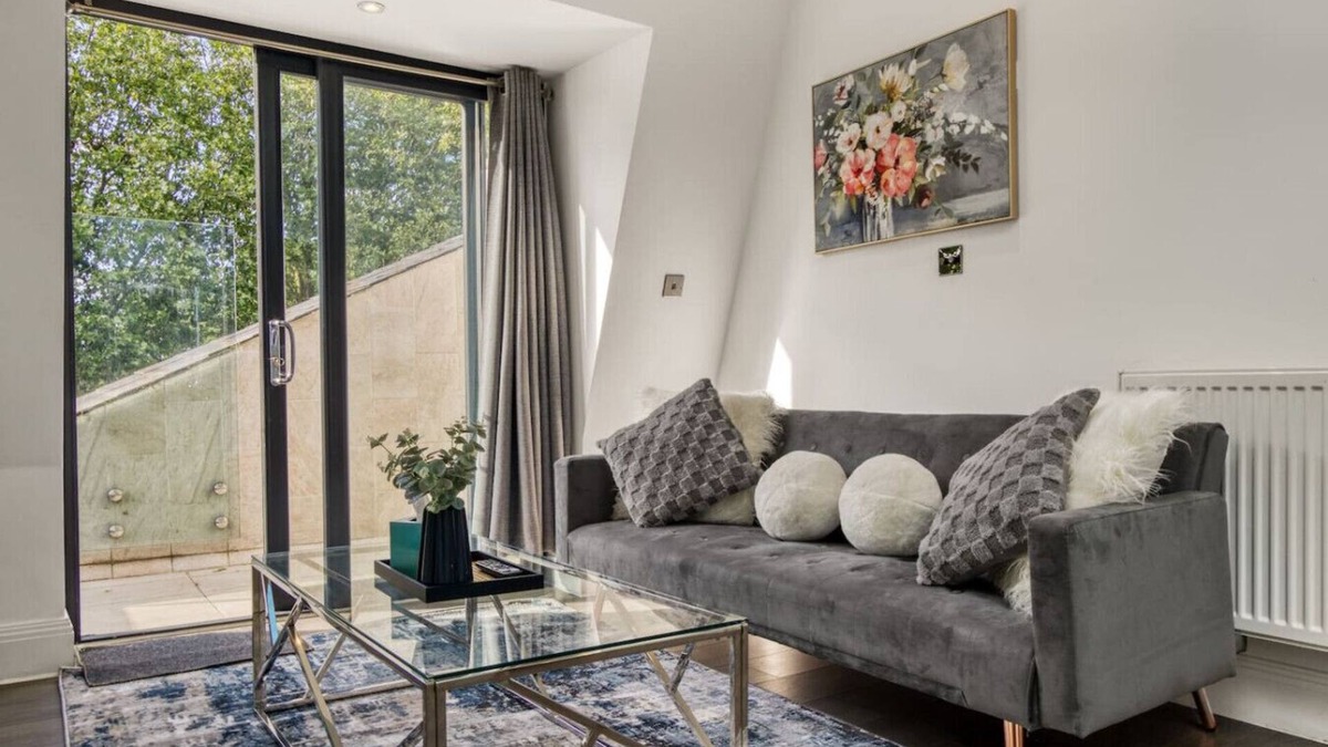 Southfields Apartment | Spacious Beauty with Private Balcony Park View