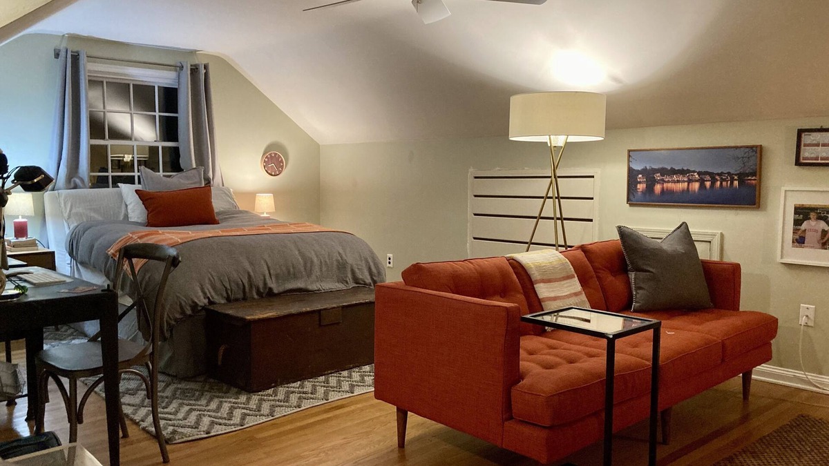 Manoa House | Spacious bedroom in Gladwyne close to main line colleges, center city and more