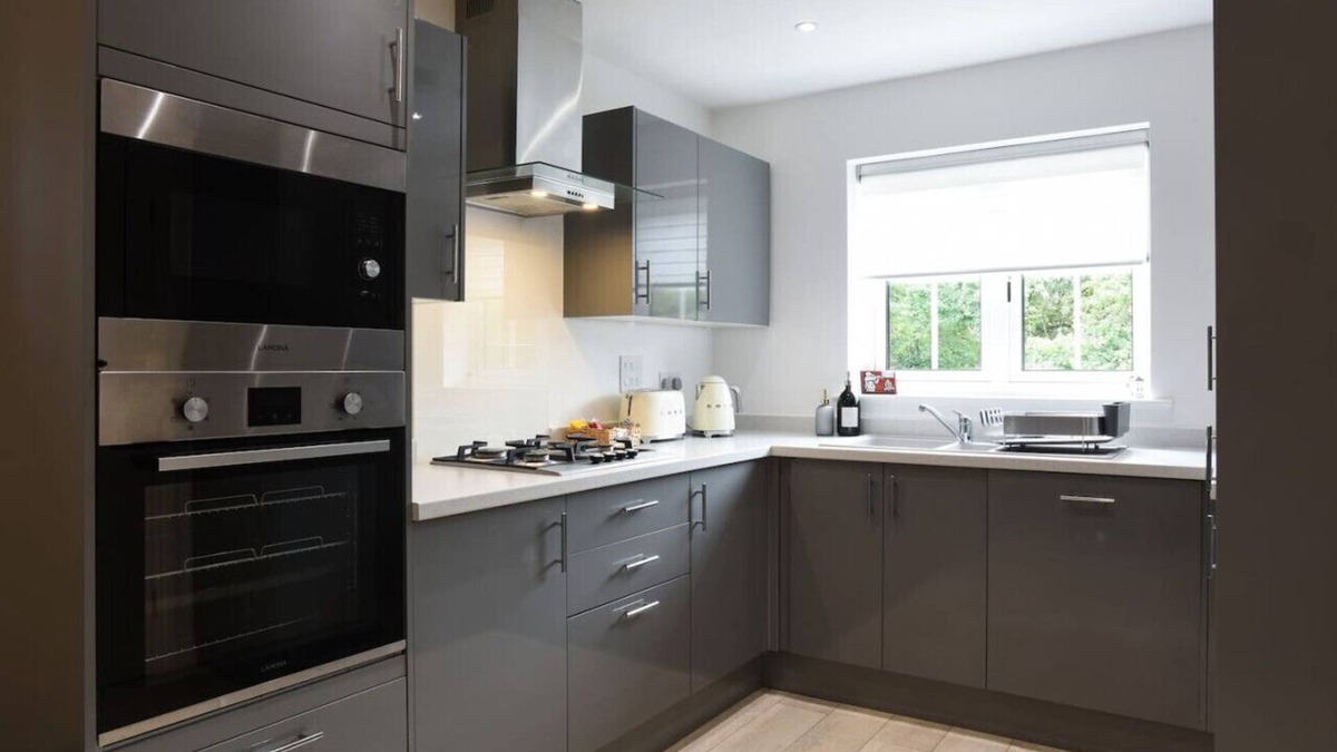 West End House | Spacious Bedroom with En-Suite | Contractor Friendly