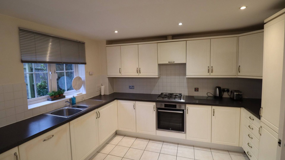 Bracknell House | Spacious Bracknell Four Bedroom House