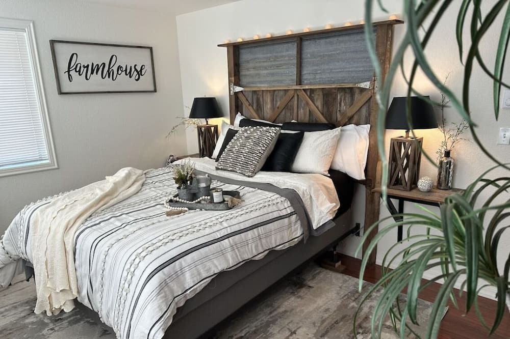Lynden House | Spacious! Breakfast! Hot tub! Comfy! Location!