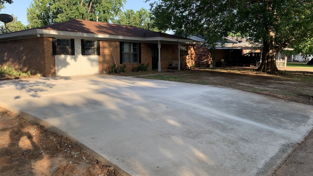 Fort Cobb House | Spacious Brick Home