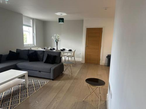 Brentwood Apartment | Spacious, bright 2 bed flat with 1 S/king bed.
