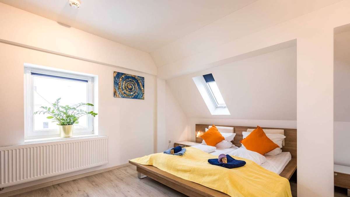 Lechhausen-Ost Apartment | Spacious & Bright: King Bed, Kitchen, Free Parking