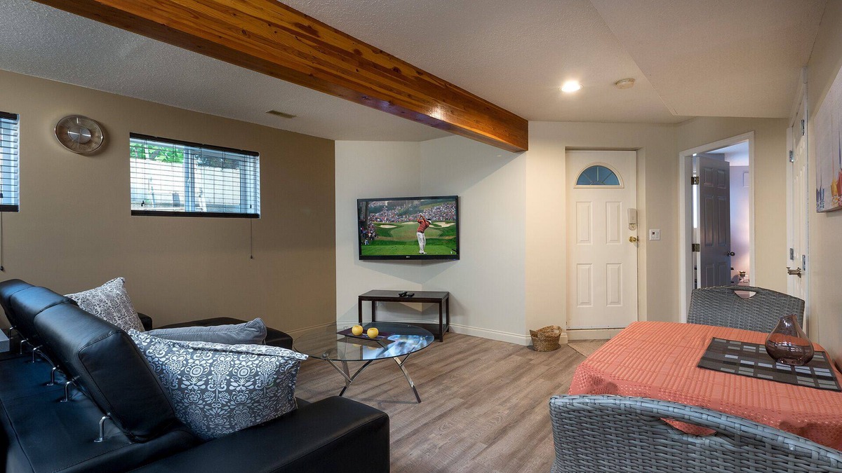 South Central Apartment | Spacious Bright Suite Licence 4087948