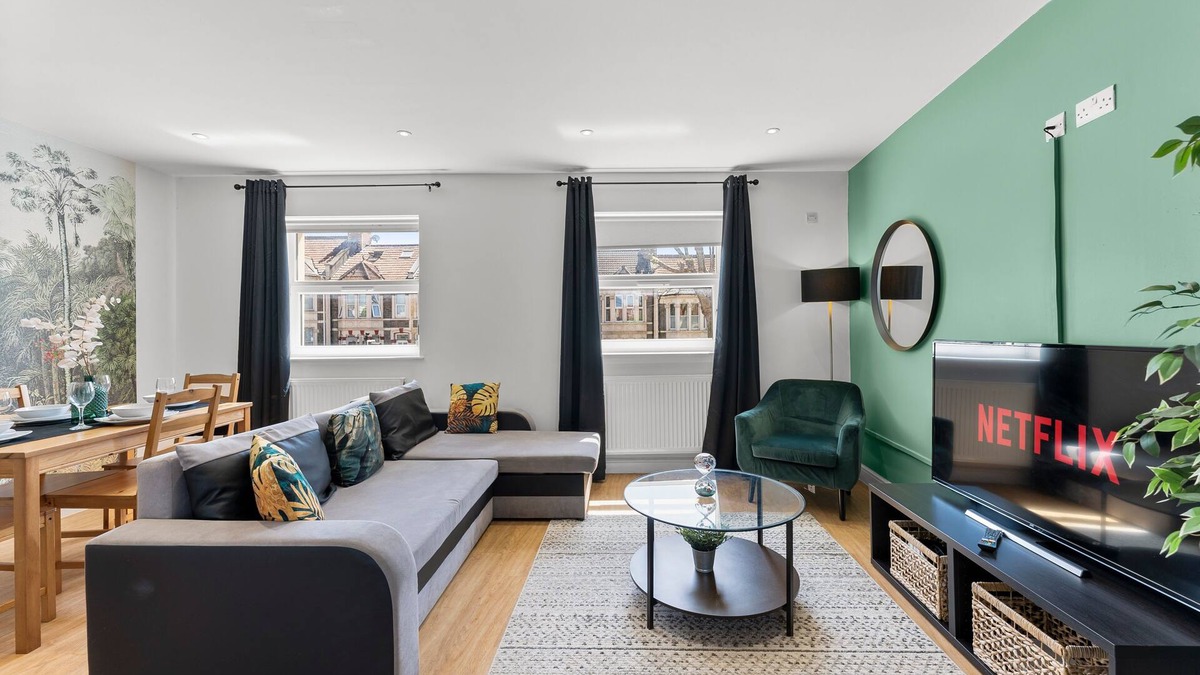 Hanham Apartment | Spacious Bristol Apartment - Parking & WIFI