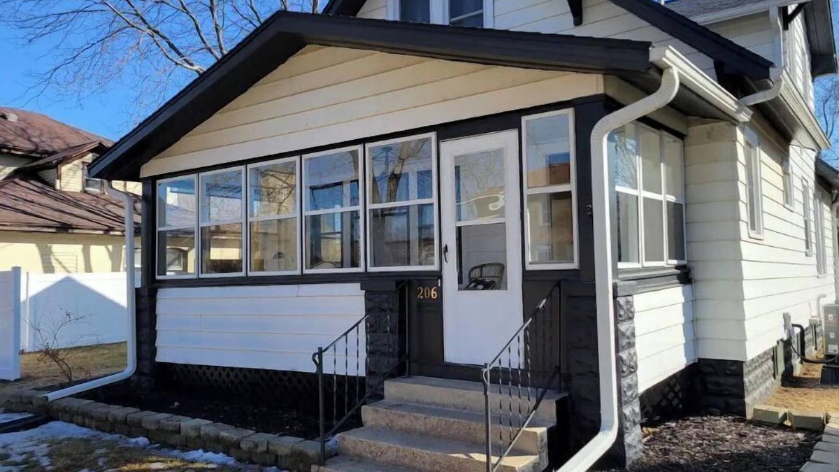 Portage House | SPACIOUS BUNGALOW- 20min to WI Dells/Devils Lake