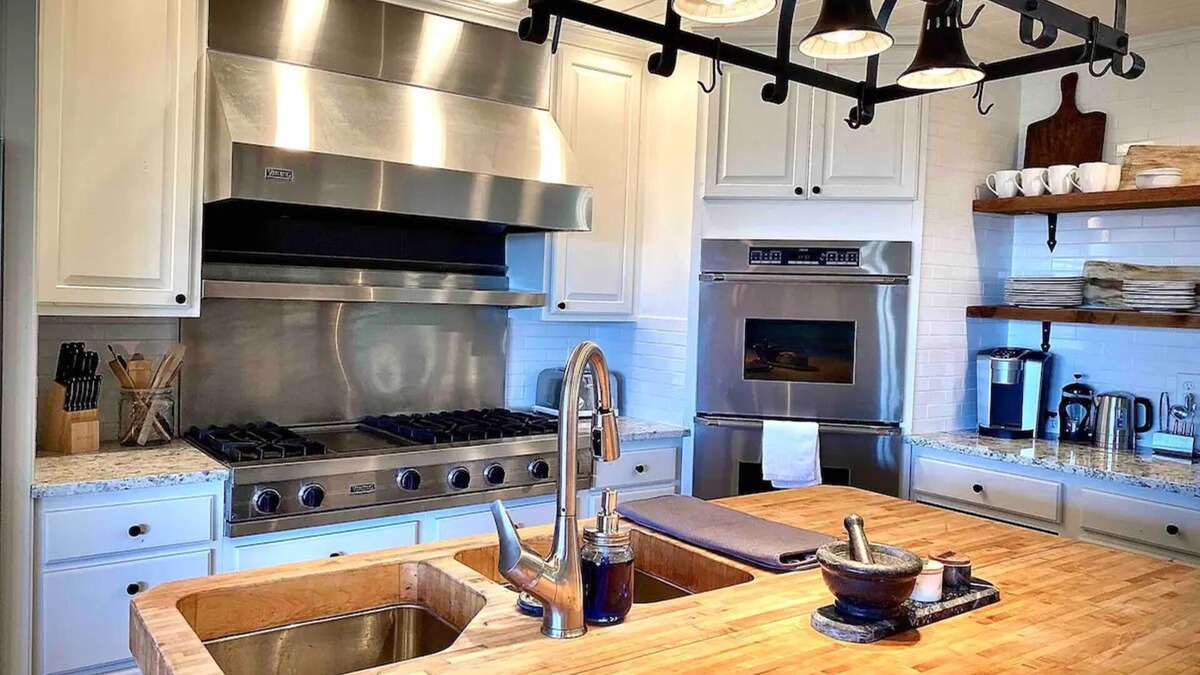 Thompson's Station Cabin | Spacious Cabin with Large Porch and Beautiful Views