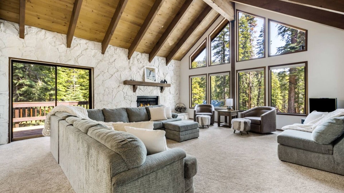 Kingswood Estates Cabin | Spacious Cabin: 10 minutes to Northstar & the Lake