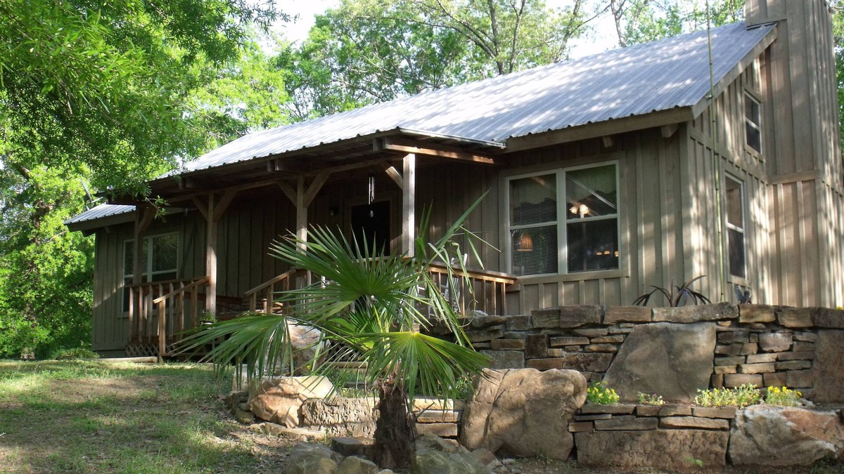 Pearcy Cabin | Spacious Cabin on 18 beautiful acres 20min from downtown. Spa services available