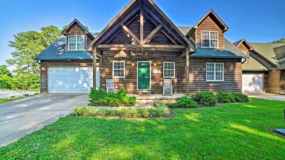 Springville House | Spacious Cabin on Kentucky Lake w/ Large Deck!