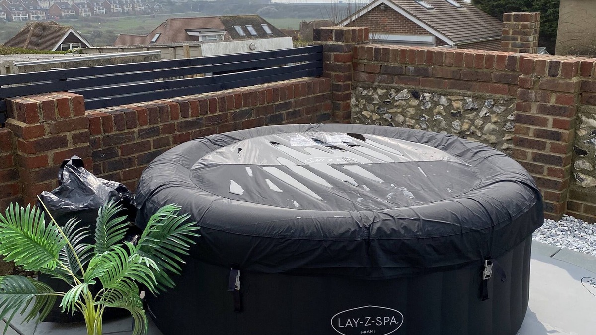 Seaford Ski Chalet | Spacious Cabin Sea/Downs views Sole use Hot Tub 10min walk to Beach/Train St
