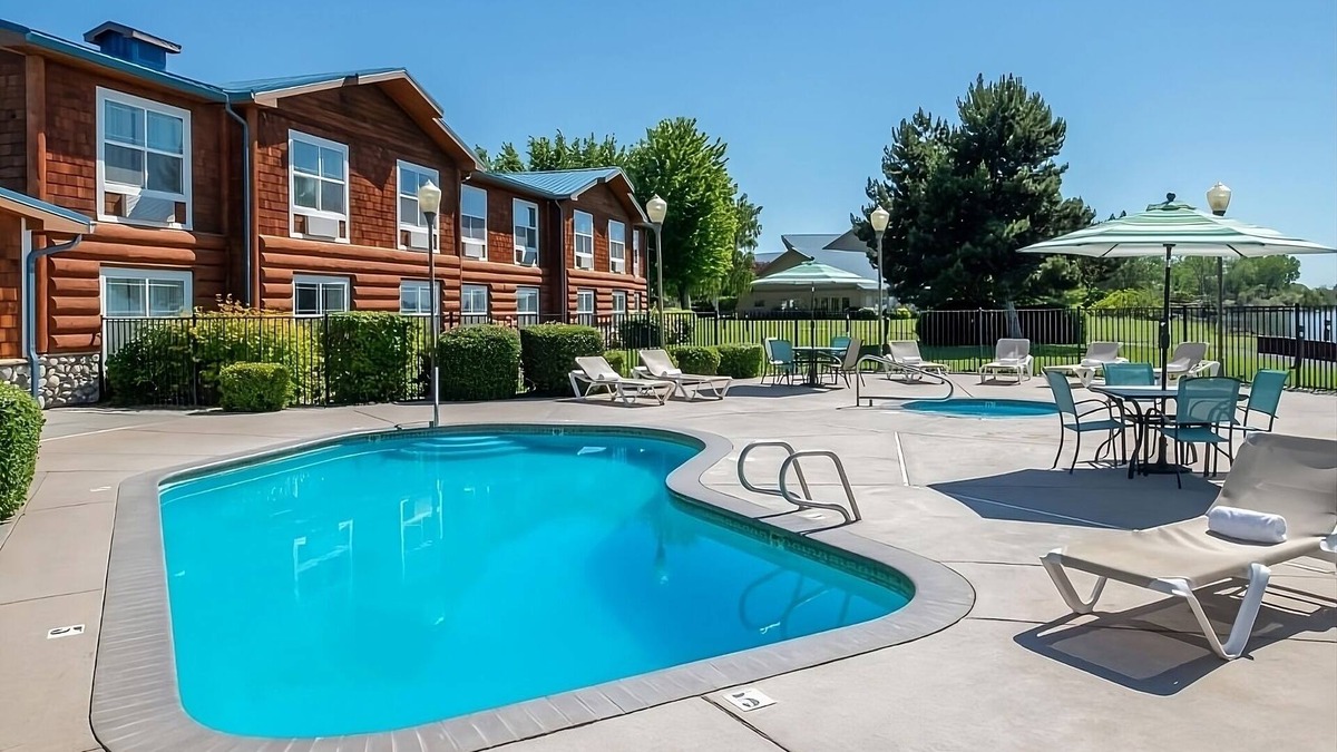 Boardman Hotel | Spacious Cabin w/King & Queen Beds, Fireplace, Kitchen! Free Parking, Pool