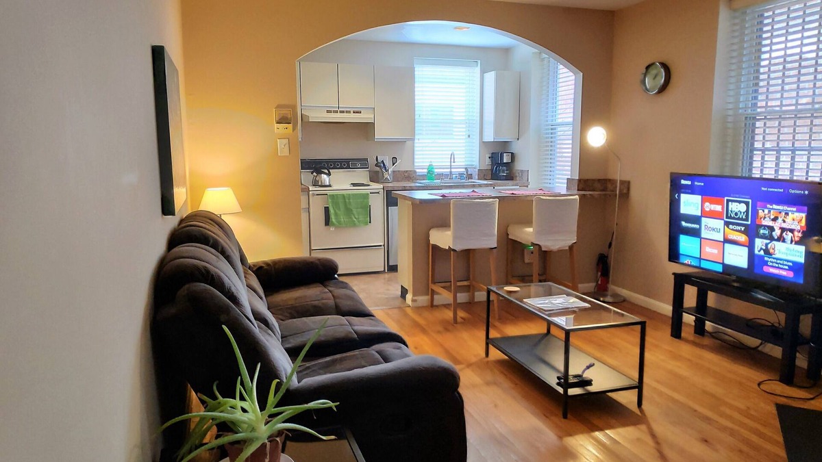 Mount Vernon Apartment | Spacious Central Condo Near Washington Monument & Hopkins Shuttle - 4 min walk