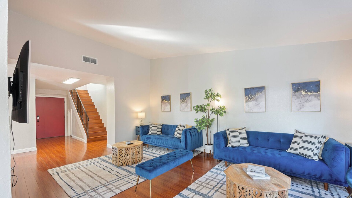 Union City House | Spacious & Central. Pool Table & Ping Pong. 6 TVS. Balcony. Garage. Wifi